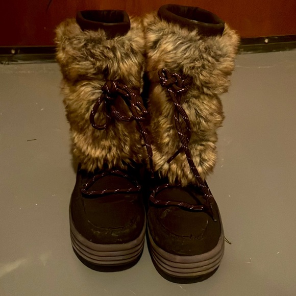 Barely used condition faux fur boots - Picture 3 of 3